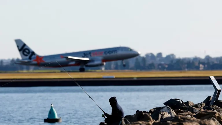 Fluglotse vom Dienst suspendiert: Flugzeuge kommen sich am Flughafen Sydney fast in die Quere
