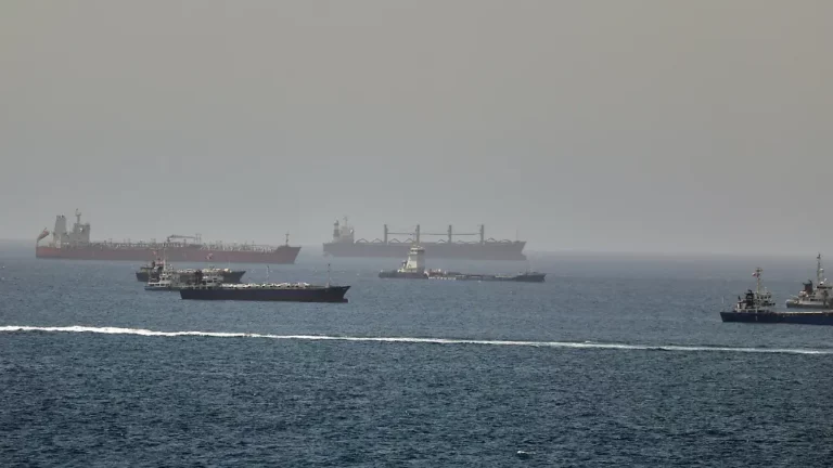 VAE werfen Iran Piraterie vor: Angriff auf Schiffe in der Straße von Hormus