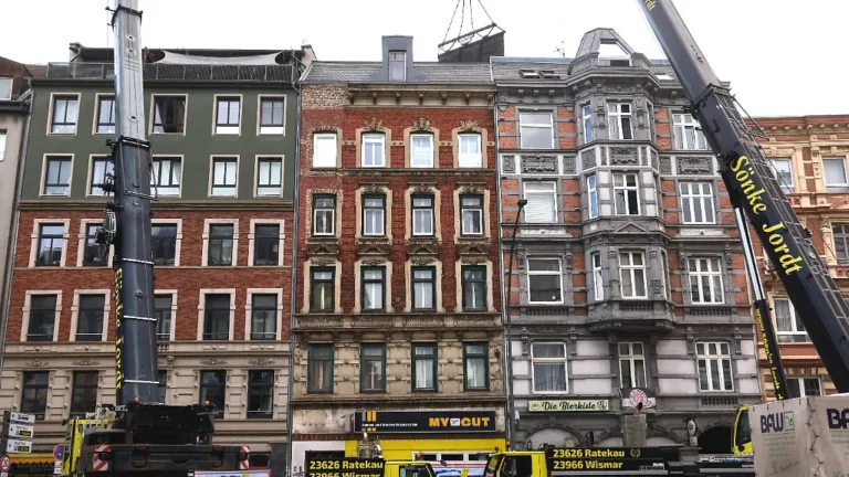 Hab und Gut in Schuttbergen: Hamburger Haus wird samt Besitz der Bewohner abgerissen