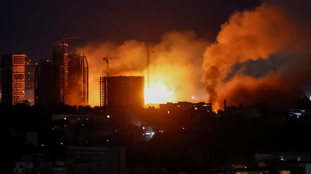 Heftige Explosionswellen: Russland überzieht Kiew mit Raketen, Tote und Verletzte