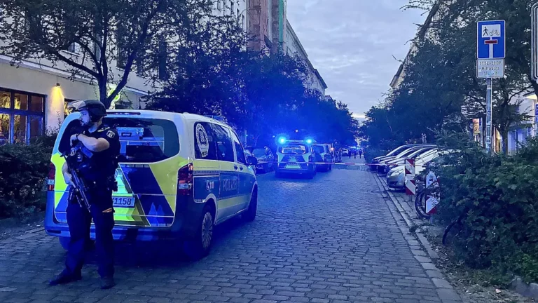 Opfer saß in Café: Unbekannter schießt auf 22 Jährigen in Berlin Kreuzberg