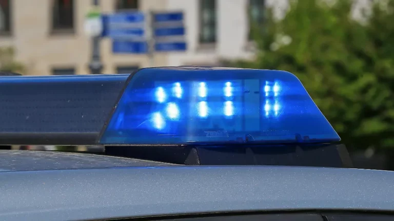 Streit in Bremen eskaliert: Autofahrer schlägt Fußgänger nieder, Opfer stirbt