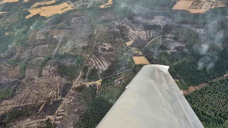 Anwohner können wohl bald zurück: NRW Innenminister gibt “Idioten” Schuld am Waldbrand