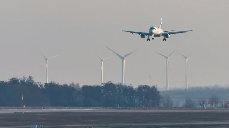 Flugbetrieb zeitweise eingestellt: Sprengstoffdrohne am Flughafen Leipzig nahe ukrainischer Maschine gesichtet