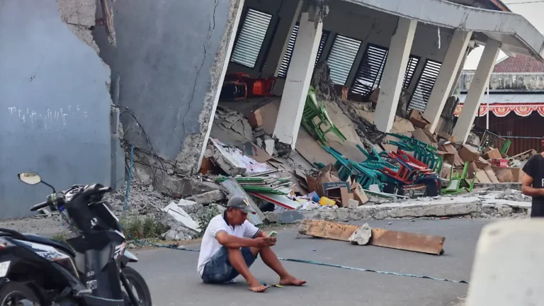 Nachbeben erschweren Suche: Zahl der Todesopfer nach Erdbeben in Indonesien steigt auf 53