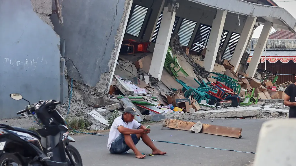 Nachbeben erschweren Suche: Zahl der Todesopfer nach Erdbeben in Indonesien steigt auf 53