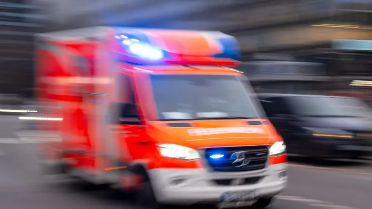 Sanitäter schwer verletzt: Lkw prallt auf Rettungswagen, Patient schleudert auf Autobahn