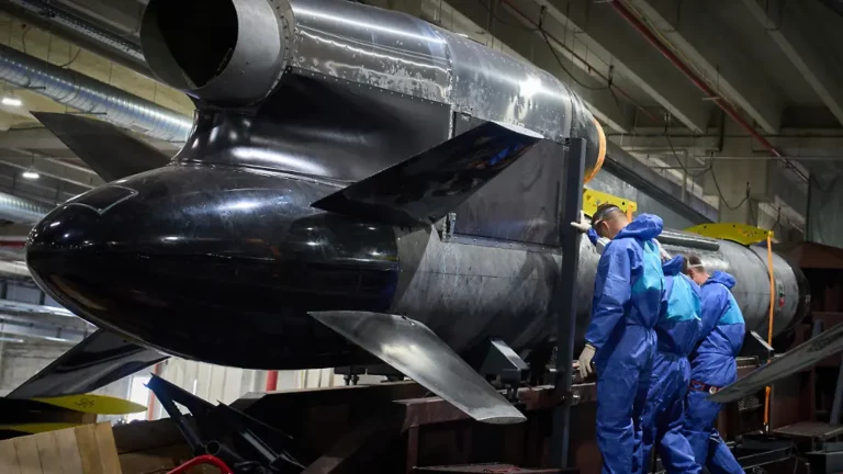 Militär: Auch Flugplatz getroffen: Ukraine feuert Flamingos auf entlegene russische Raketenfabrik