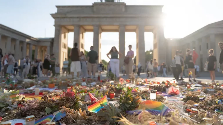 Nach CSD Anschlag: Vier Gefährder in Berlin werden mit Fußfesseln überwacht