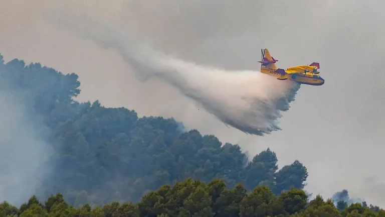 Waldbrand und Überschwemmungen: Spaniens Feuerwehr kämpft mit zwei Extremen