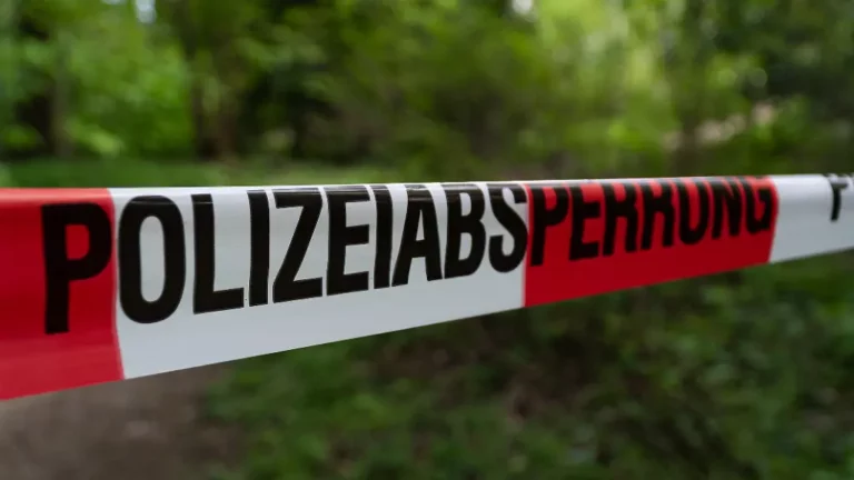 Polizei nimmt 22 Jährige fest: Spaziergängerin findet Frauenleiche in Hamburg