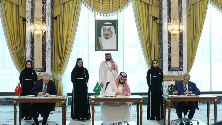 Bedrohung durch Milizen: Türkei, Saudi Arabien und Pakistan schmieden Militärpakt