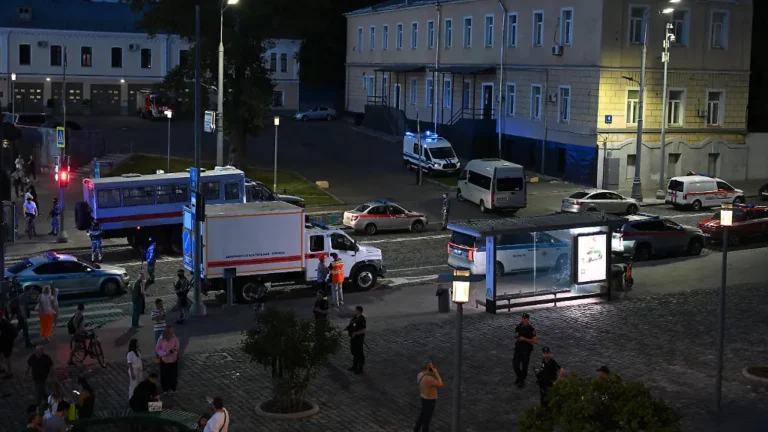 Explosion nahe Moskauer Lokal in der Hauptstadt, drei Tote und viele Verletzte