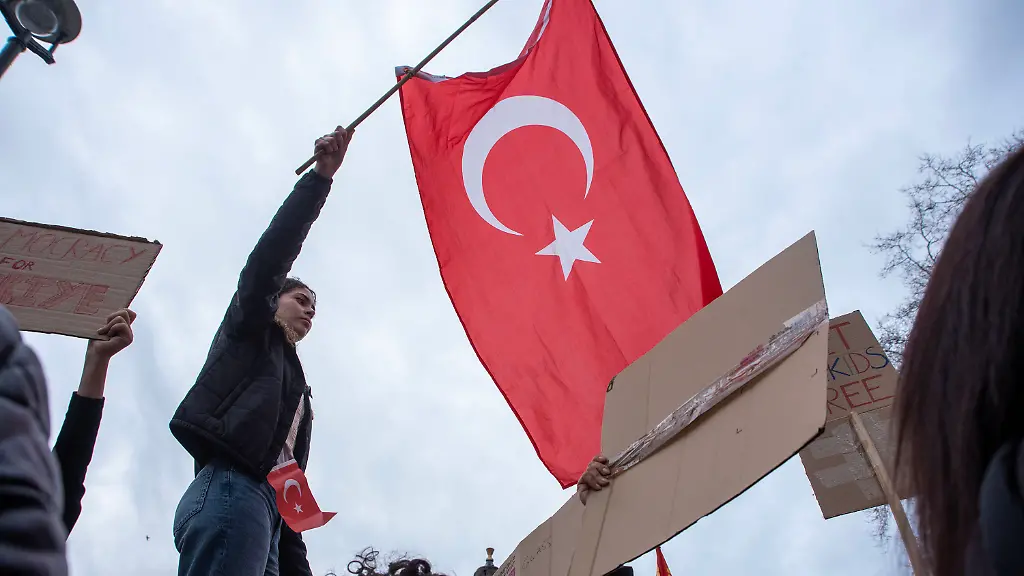 Oppositionelle Bürgermeister: Türkisches Gericht verhängt Haftstrafen gegen Erdogan Gegner