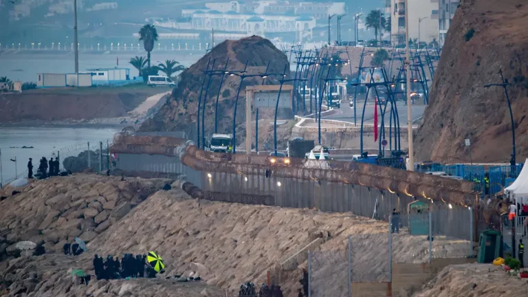 Stacheldraht und Wasserwerfer: Ceuta Grenze nach neuen Aufrufen zu Massenansturm verbarrikadiert