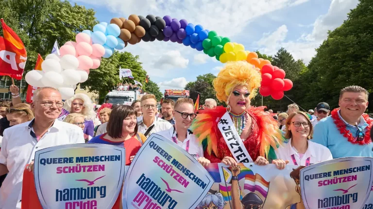 Teilnehmerrekord in Hamburg: Lassen uns nicht unterkriegen, Olivia Jones zeigt beim CSD Haltung
