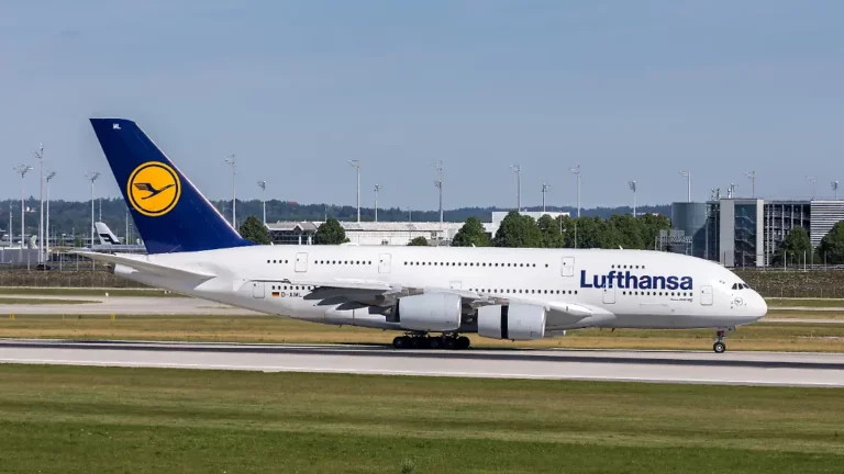 Schaden an der Landebahnbefeuerung: Lufthansa A380 verfehlt Landebahn am Flughafen München