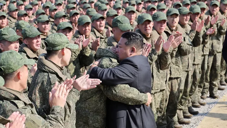 Waffenhilfe aus Nordkorea: Selenskyj: Pjöngjang schickt Zehntausende Soldaten nach Russland