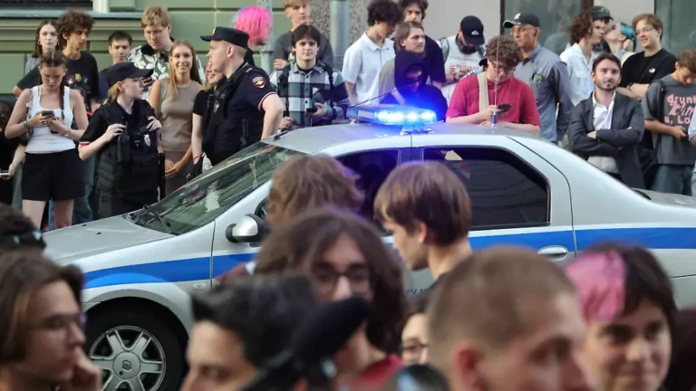Druck durch Hausbesuche: Moskauer Polizei nimmt Dutzende Jabloko Unterstützer fest