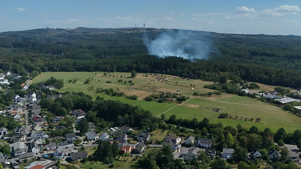 Einsatz noch nicht abgeschlossen: Feuerwehr stoppt Brand im Westerwald wenige Meter vor Wohnhäusern