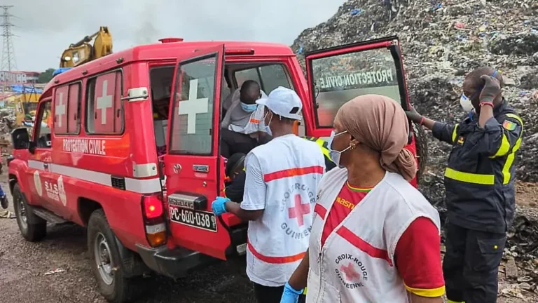 Mehrere Häuser verschüttet: Mindestens 30 Tote bei Erdrutsch an einer Müllkippe in Guinea