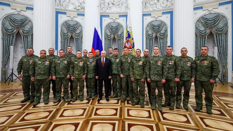 Selenskyj warnt vor Mobilmachung: US Geheimdienste trauen Putin begrenzten Angriff auf Nato zu
