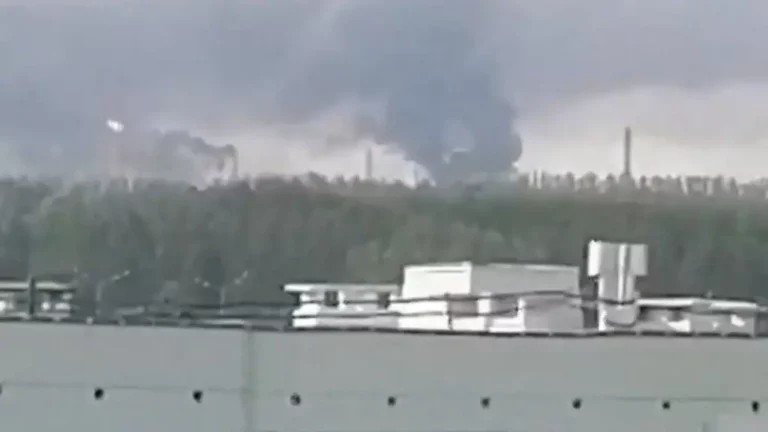 Behörden: Tote und Verletzte bei Angriff auf wichtige Ölraffinerie in Russland durch Ukraine