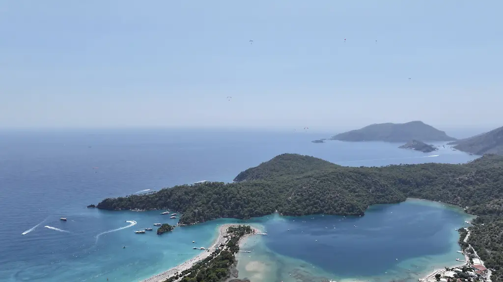 Drama vor türkischer Ägäis: Touristen springen von brennendem Boot