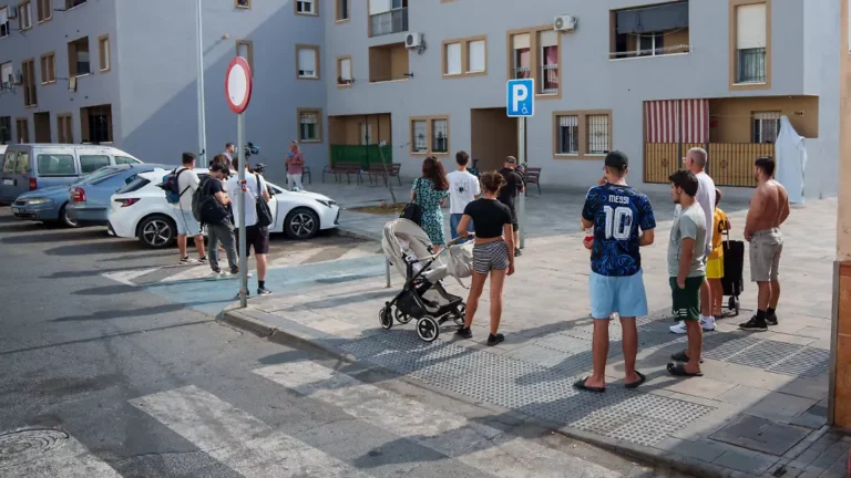 Behörden vermuten Racheakt: Maskierte erschießen schwangere Frau, Teenager und Frau in Spanien