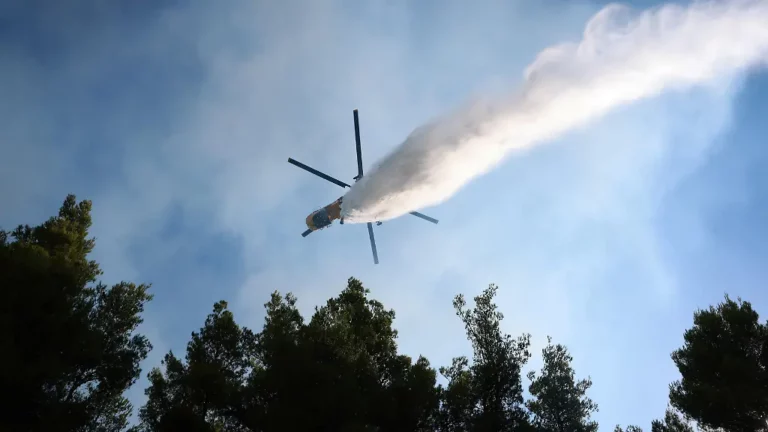 Schicksal einer Crew unklar: Hubschrauber kollidieren bei Löscharbeiten nahe Athen und stürzen ab