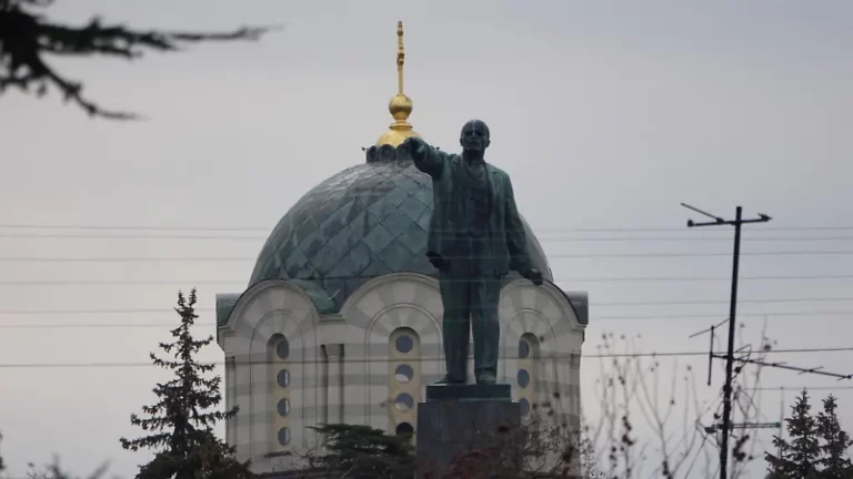 Behörden rufen zur Ruhe auf: Russischer Soldat schießt auf der Krim um sich
