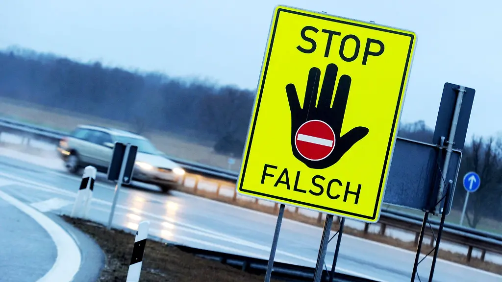 Gefahr auf der Straße: Geisterfahrer auf der Autobahn, so reagiert man richtig