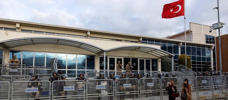 Prozess gegen İmamoğlu: Angeklagter nur per Fernglas zu sehen