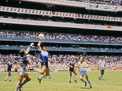 Maradonas legendäres Tor: Hand Gottes Ball bringt mehrere Millionen bei Versteigerung