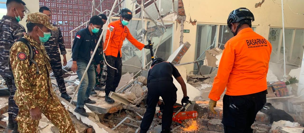 Schweres Erdbeben erschüttert Ostindonesien