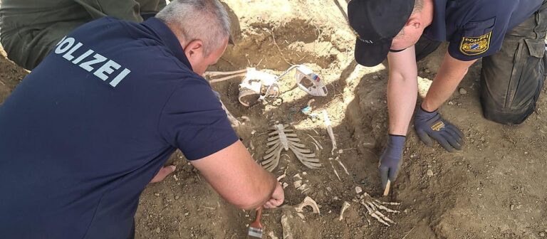 Polizei sichert mit Archäologie Spuren unter der Erde