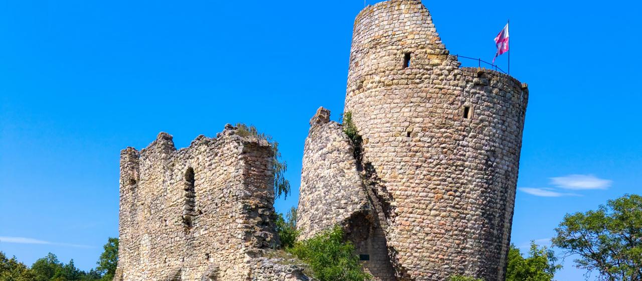 Schiefer als der in Pisa: Der Turm von Michalovice