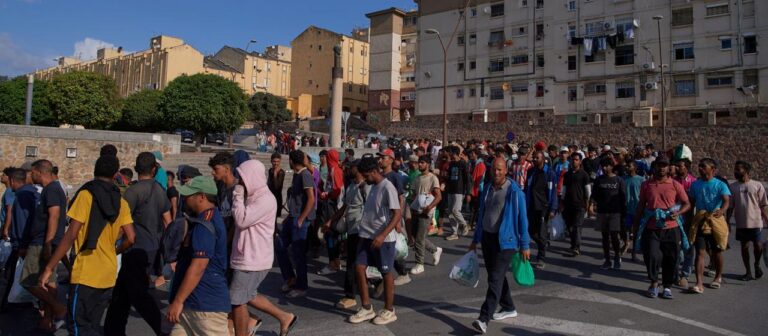 Spanien richtet Unterkünfte für Migranten in der Exklave Ceuta ein
