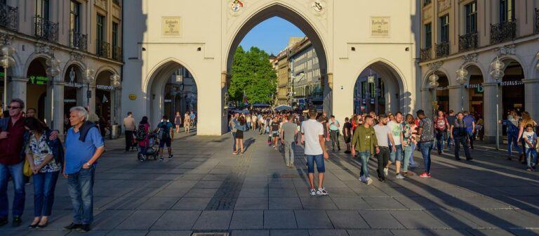 Tricks gegen Hitze in der Stadt: Von A nach B möglichst im Schatten