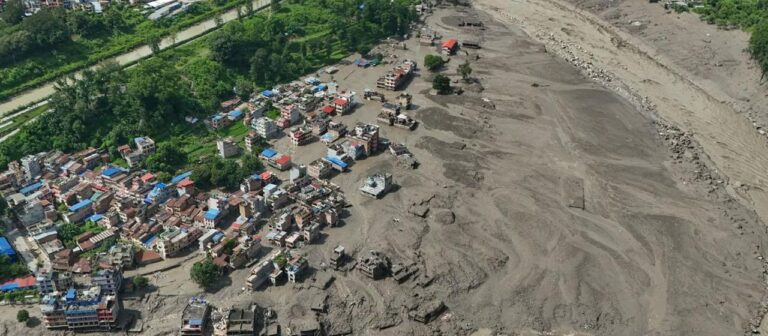 Nepal: Sehr großer Bergsturz und obendrauf ein Gletscher