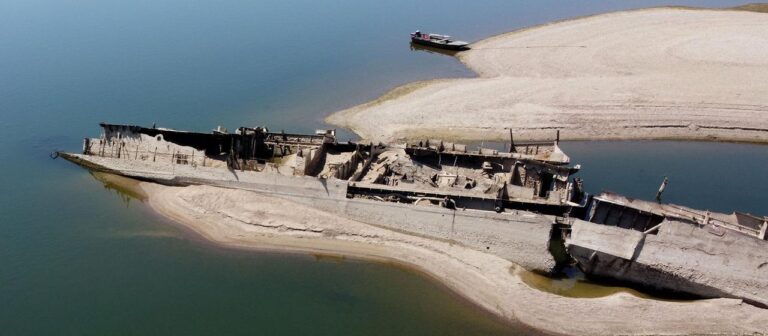 Niedrigwasser der Donau legt Knochen und Wracks frei
