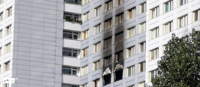 Brand in Berliner Hochhaus: Evakuierung über Drehleitern