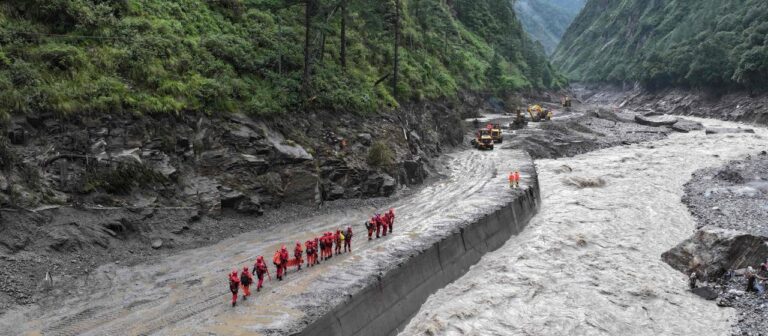 Sturzflutgefahr in Nepal und Tibet: Behörden unterbrechen Suche