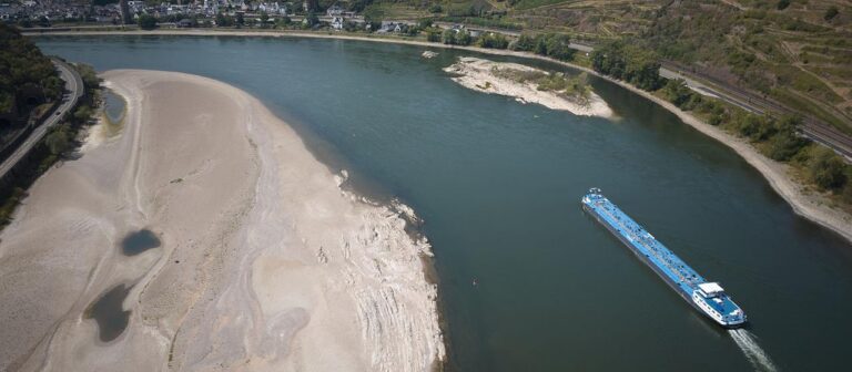 Rhein verzeichnet historisch niedrige Wasserstände