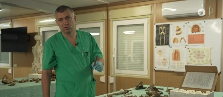 Ukraine Krieg: Wie Forensiker den Toten ihre Namen zurückgeben