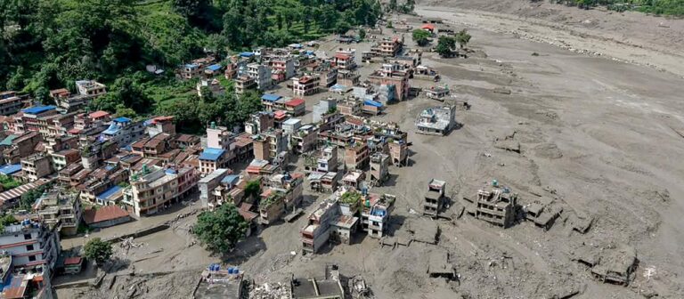 Viele Tote nach Sturzflut in Nepal, Hunderte Reisende vermisst