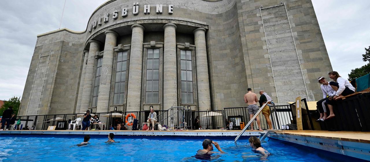 Berliner Volksbühne eröffnet Schwimmbad vor Beginn der Theatersaison