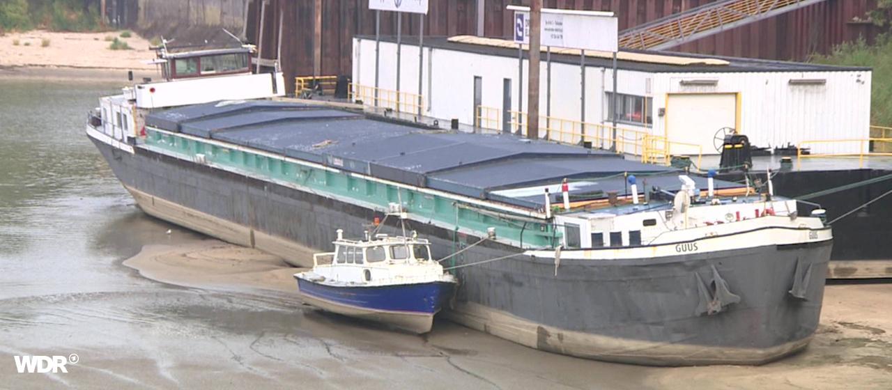 Rekordtiefes Niedrigwasser im Rhein belastet Binnenschifffahrt in NRW