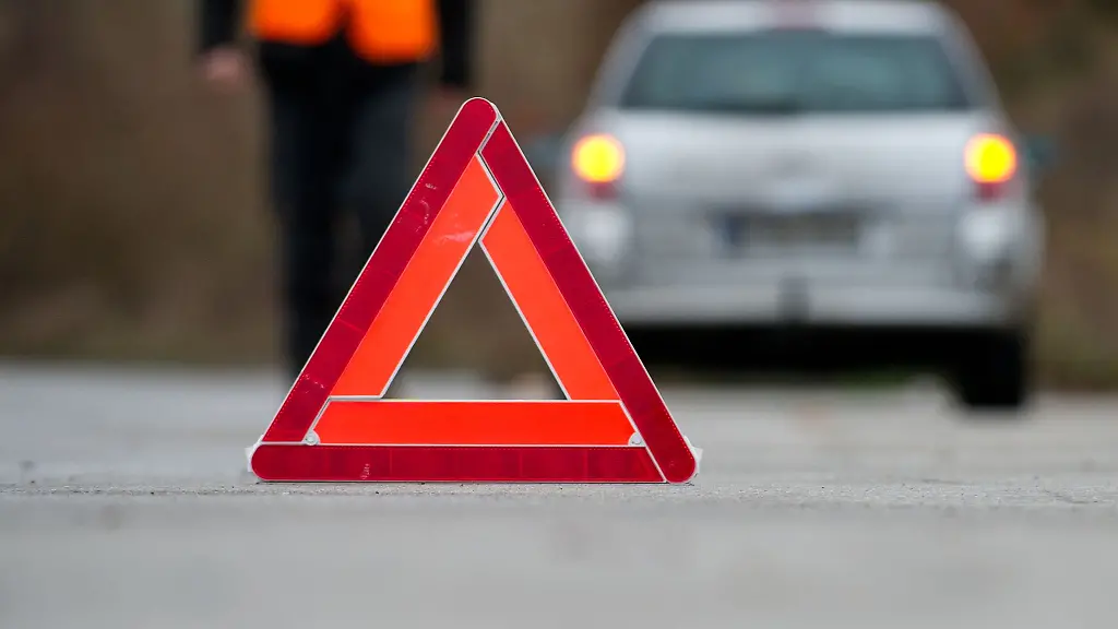 Urteil aus dem Verkehrsrecht: Beim Abbiegen überholendes Auto gerammt, Alleinschuld?