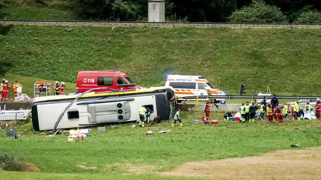 Horrorunfall in der Schweiz: Niederländischer Reisebus verunglückt, mehrere Tote